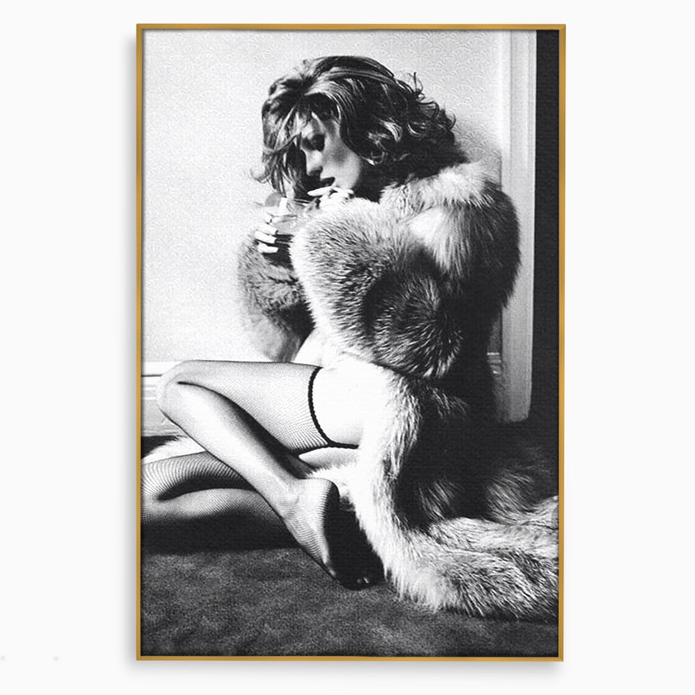 Tablou canvas cu tablou portret femeie retro cu blana, in rama de aluminiu auriu